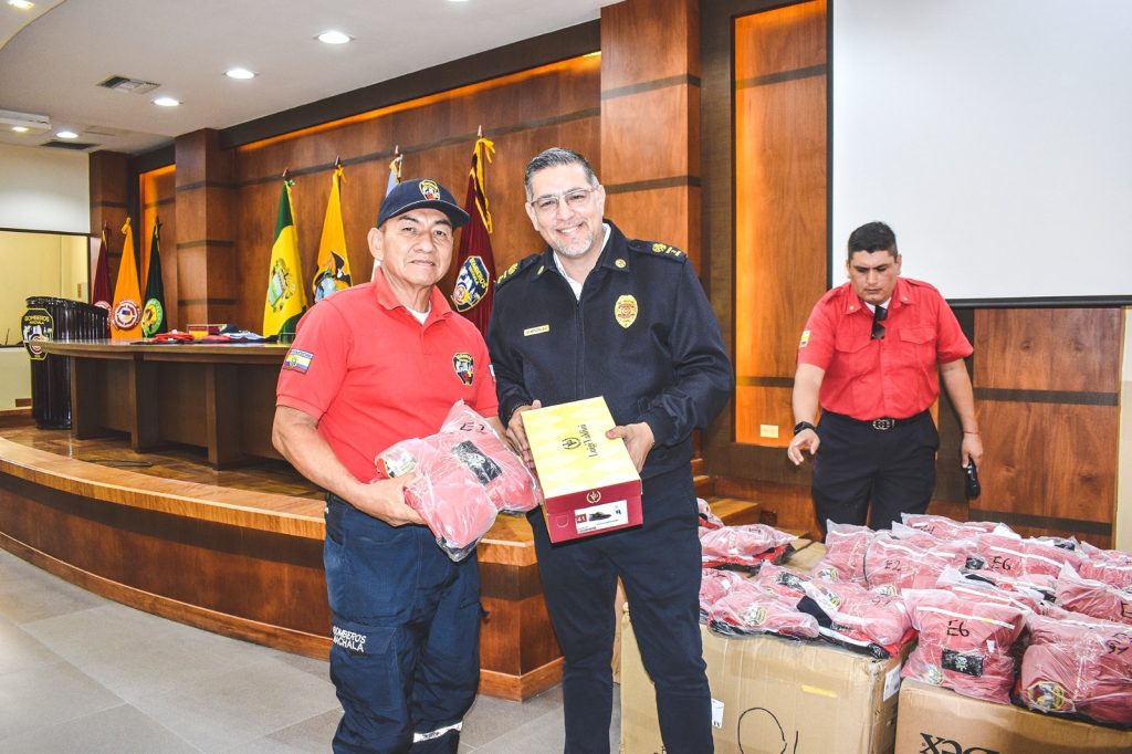 Entrega de uniformes Bomberos Machala