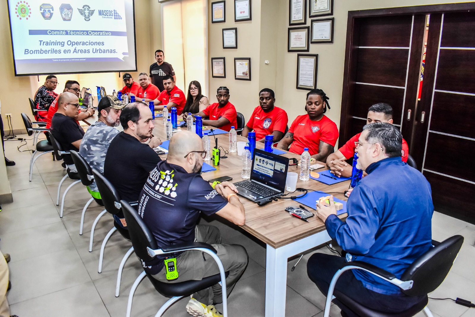 Con la presencia de ocho bomberos estadounidenses, este lunes 26 de agosto se llevará a cabo la apertura del Curso “Training Internacional de Operaciones Bomberiles en Áreas Urbanas”. El objetivo de esta capacitación es brindar a los 80 asistentes, los aspectos técnicos operativos generales para trabajar en diversos escenarios que se presentaren en las zonas altamente pobladas o de jurisdicción urbana.