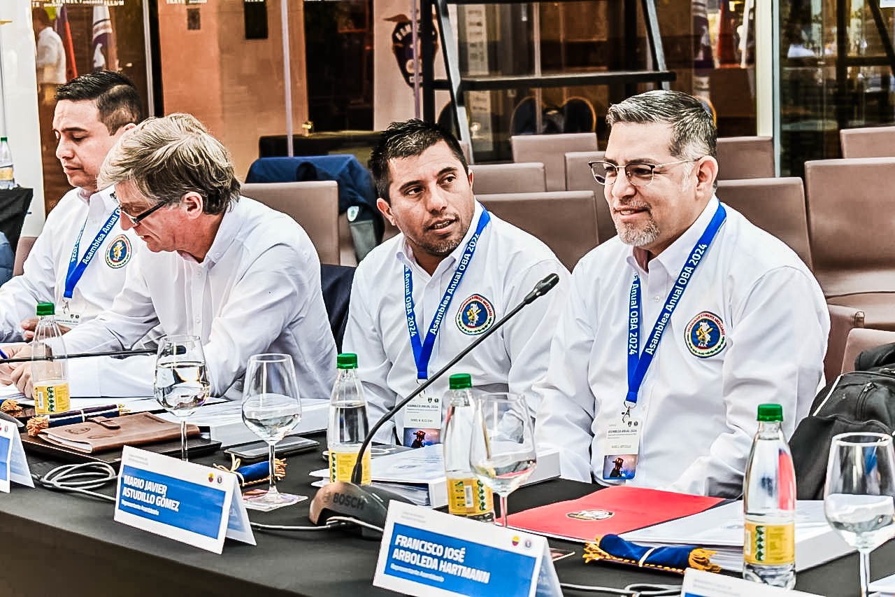 En Santiago de Chile se lleva a efecto la Asamblea Anual Ordinaria 2024 de la Organización de Bomberos Americanos – OBA, de la que participan por el Cuerpo de Bomberos Municipal de Machala, el Crnl. (B). Javier Astudillo Gómez; Abg. Christian Cabrera Peralta y la Ing. María Mercedes Villavicencio. Durante la presente semana se viene cumpliendo una agenda muy importante entre ponencias, reuniones y capacitaciones con más de 14 líderes de todo el continente y expertos de diferentes países latinoamericanos. Este encuentro se da todos los años en sedes que se escogen al finalizar cada evento.