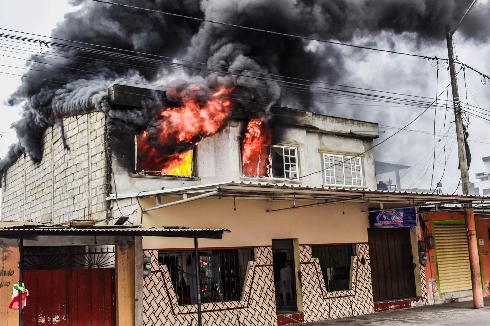 Al recibir la alerta del Sistema Integrado ECU 911, personal operativo del Cuerpo de Bomberos Municipal de Machala se trasladaron hasta la Av. Principal 3 y Av. Colón Tinoco, en el sur de la ciudad, para intervenir en un incendio reportado en una vivienda de un piso alto.