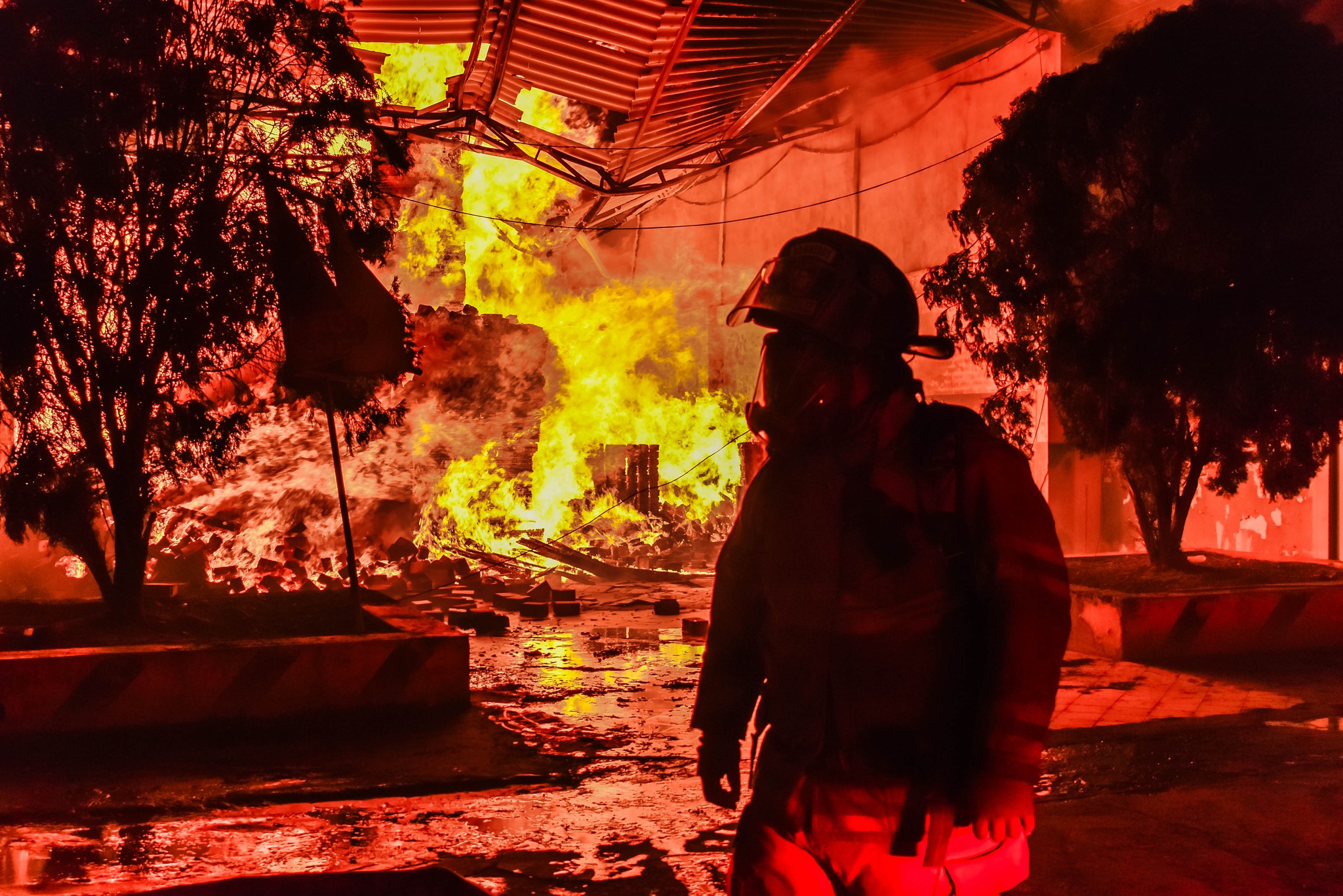 Al finalizar la tarde de ayer, se reportó a la Central de Bomberos sobre un incendio estructural que afectaba a gran parte de una fábrica de pallets de madera ubicada en la Av. 25 de Junio y calle 16ava, ingreso a Machala.