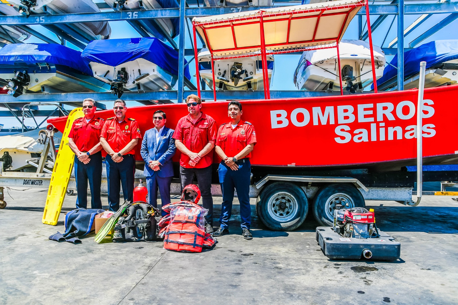 El Crnl. (B). Javier Astudillo Gómez conjuntamente con el Ing. Darío Macas Salvatierra, alcalde de Machala, participaron de varios eventos bomberiles en Salinas, provincia de Santa Elena, entre ellos se dio la transferencia gratuita de bienes por parte del Benemérito Cuerpo de Bomberos de Machala al Cuerpo de Bomberos de Salinas.