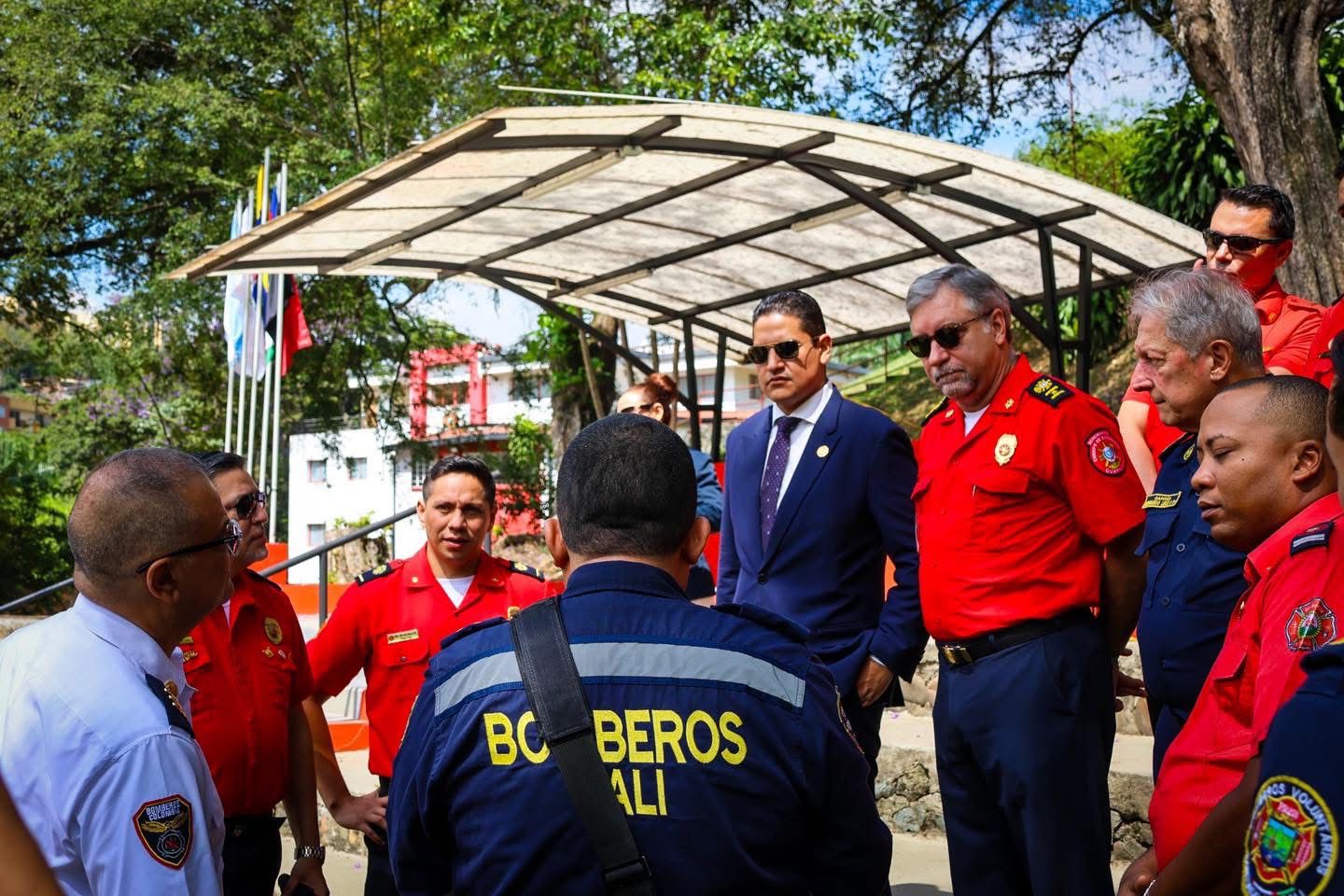 La Academia de Bomberos de Cali fue escenario de una importante visita protocolaria realizada por el Coronel Javier Astudillo, Jefe de Defensa Contra Incendios de la provincia de El Oro, y el Ministro de Gestión de Riesgos, Jorge Carillo Tutivén, en representación del Gobierno del Ecuador