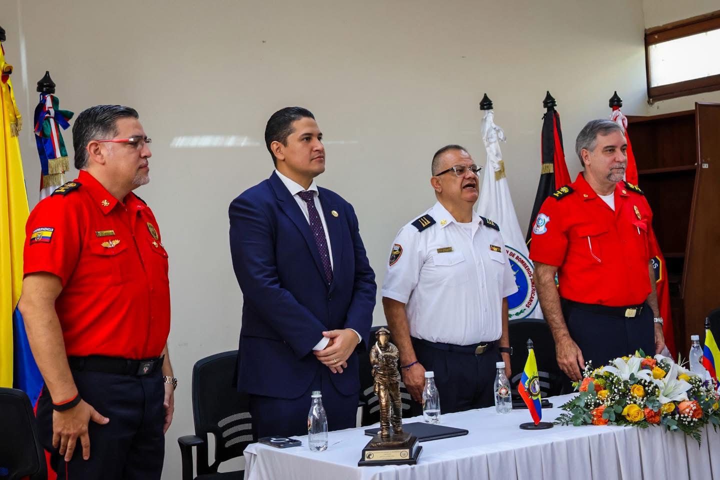 La Academia de Bomberos de Cali fue escenario de una importante visita protocolaria realizada por el Coronel Javier Astudillo, Jefe de Defensa Contra Incendios de la provincia de El Oro, y el Ministro de Gestión de Riesgos, Jorge Carillo Tutivén, en representación del Gobierno del Ecuador
