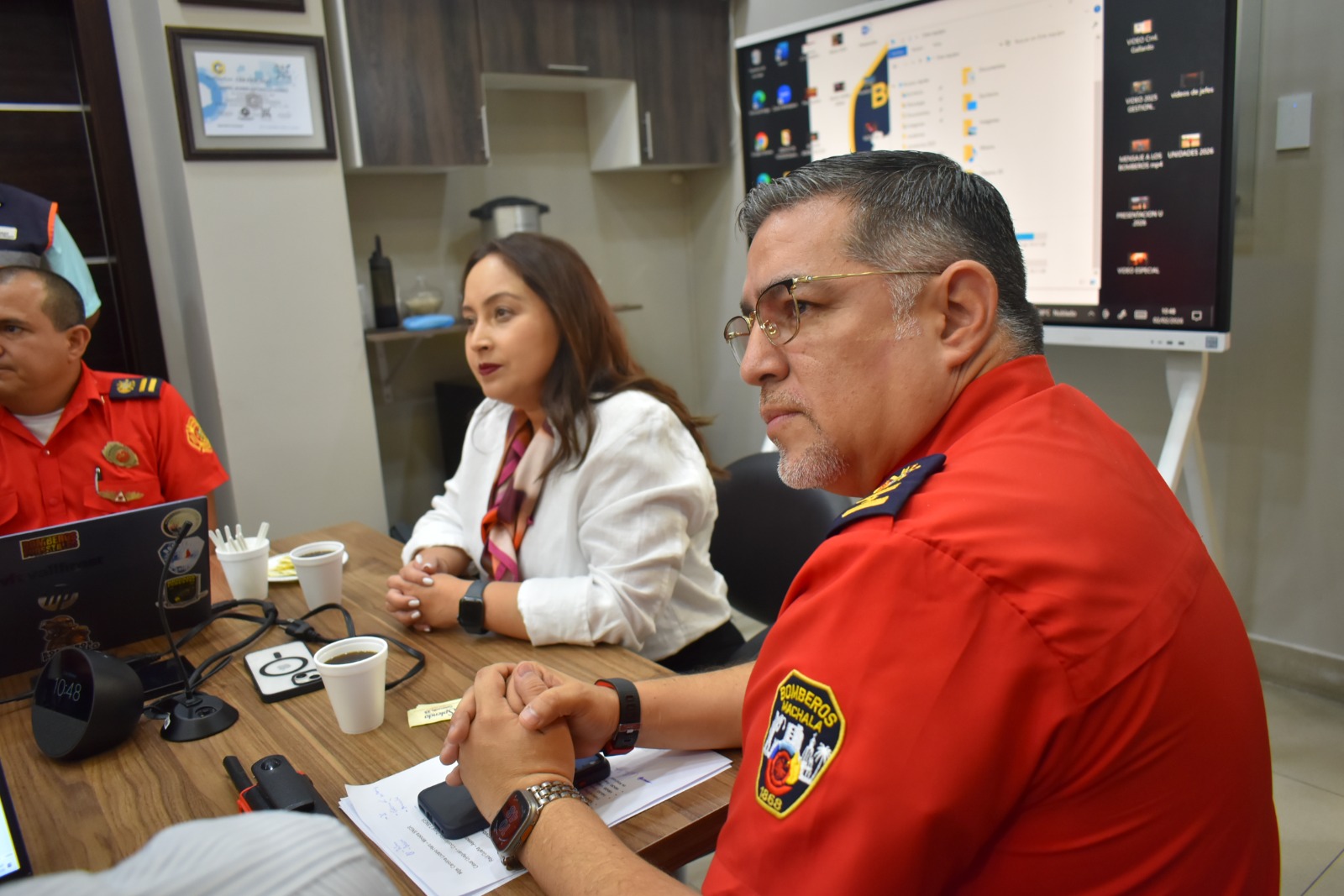 n el marco de una visita protocolaria, la Institución recibió a la Secretaria Nacional de Gestión de Riesgos en Ecuador, Carolina Lozano Haro, quien arribó acompañada de su equipo de trabajo